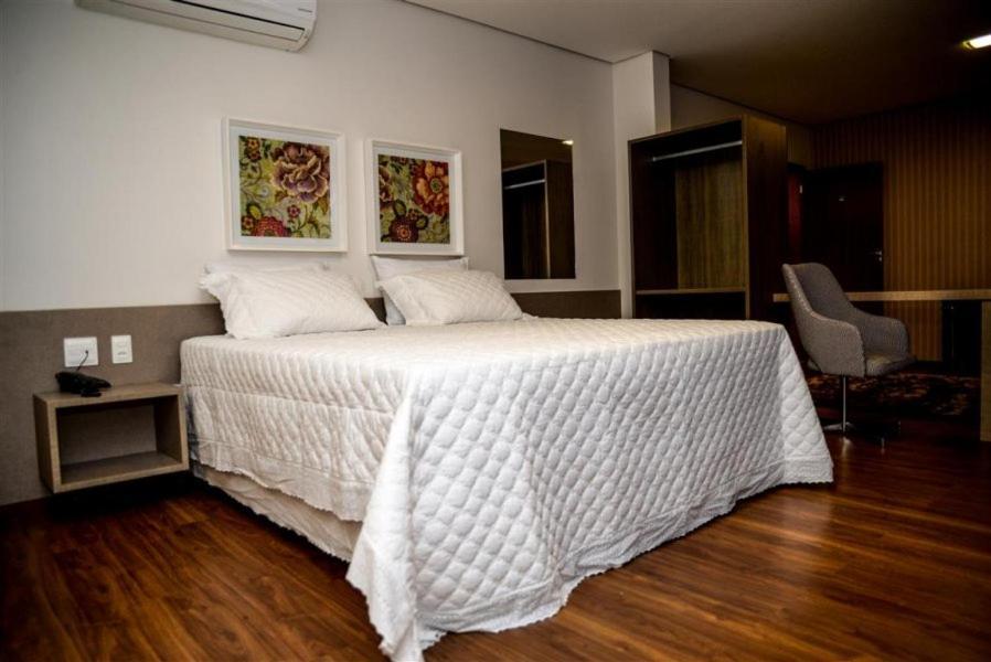 Grand Cafe Hotel Manhuacu Luaran gambar